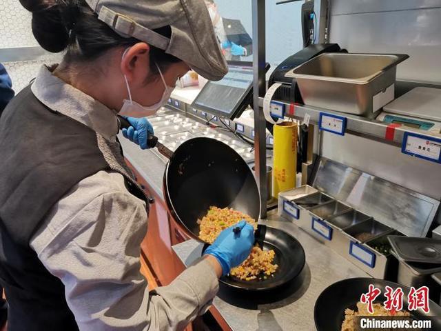 济南一智慧餐厅炒菜机器人“十八般厨艺”制作“有灵魂”美食