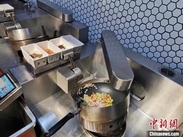 济南一智慧餐厅炒菜机器人“十八般厨艺”制作“有灵魂”美食